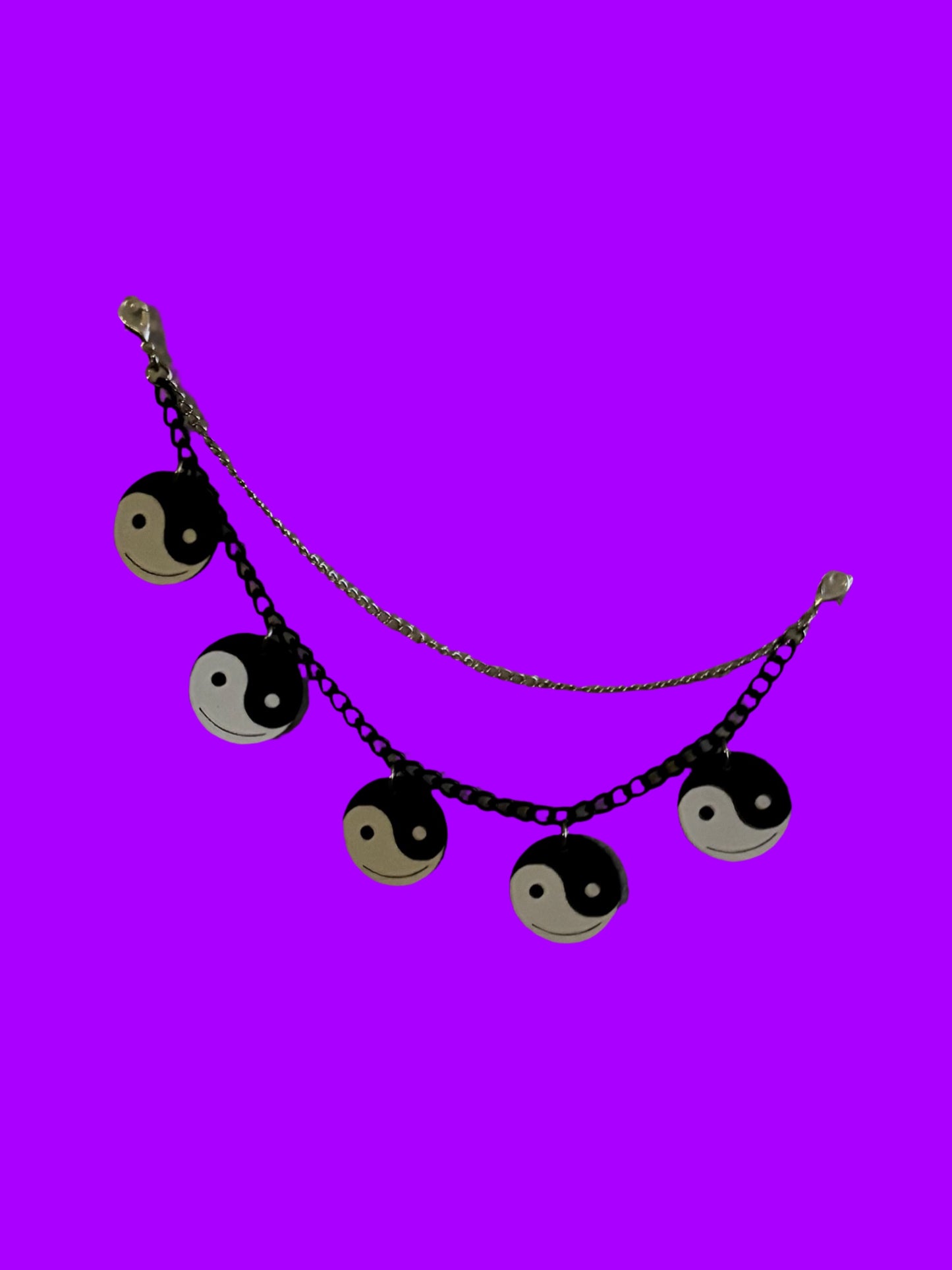 Customizable black and white chain