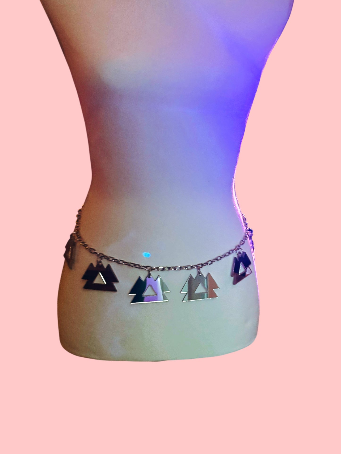 Wakaan inspired customizable chain belt